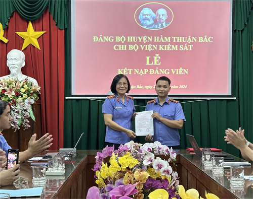 Chi bộ Viện Kiểm sát nhân dân huyện Hàm Thuận Bắc  tổ chức Lễ kết nạp đảng viên mới